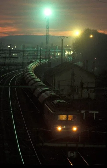 Locomotive de nuit dans la cité cheminote