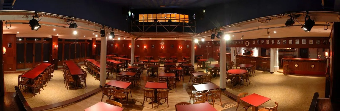 La salle rouge du cabaret et ses tables
