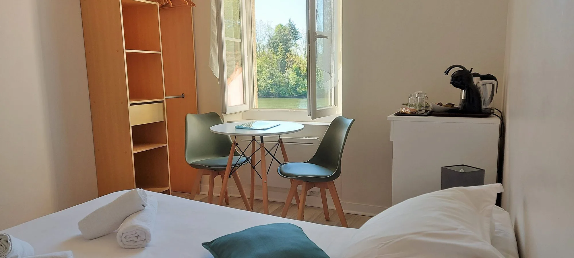 Chambre d’hôtes avec vue sur l’eau à Laroche-Saint-Cydroine
