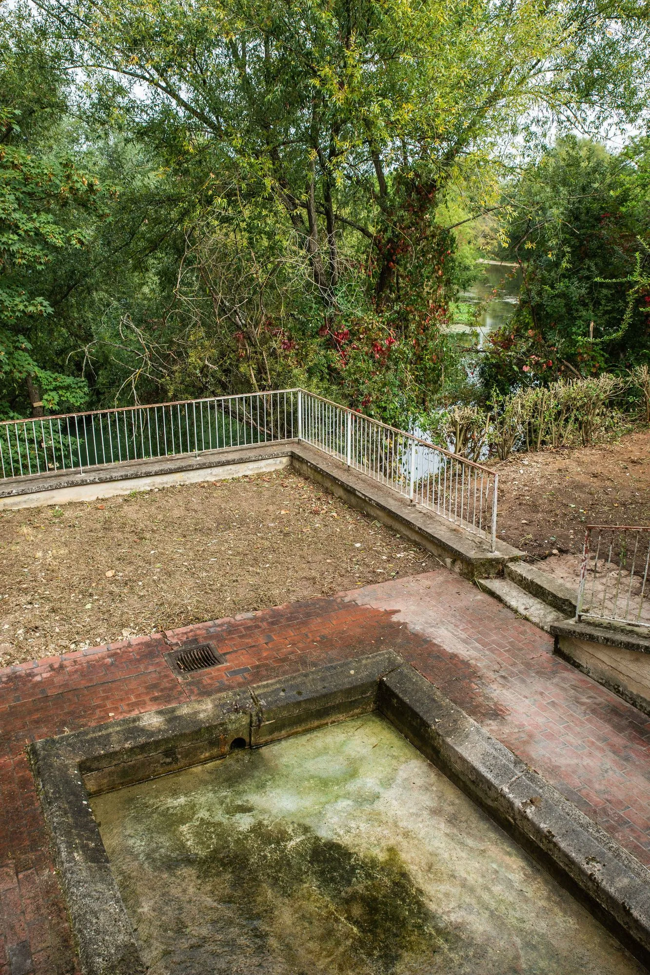 Le lavoir sur le chemin de halage