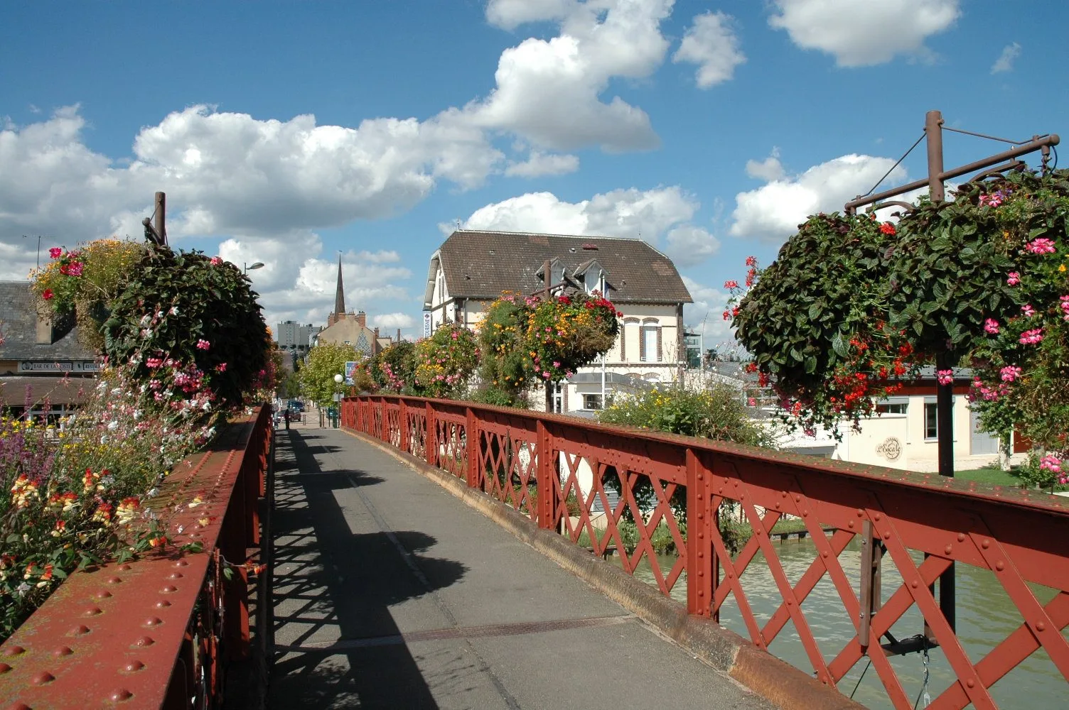 La passerelle fleurie au départ du circuit fleuri