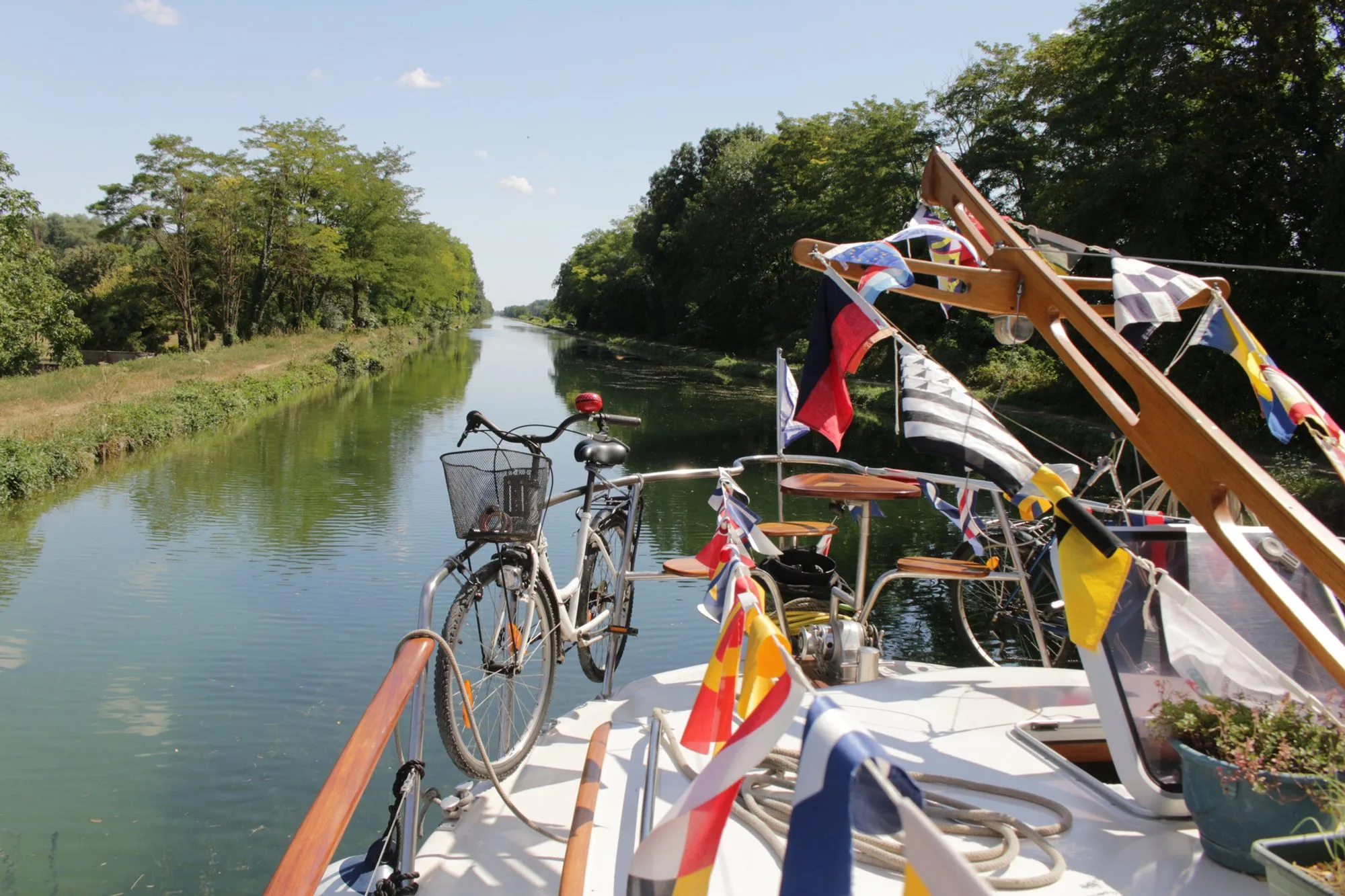 Vélo sur le pont d’une pénichette, sur le canal de Bourgogne