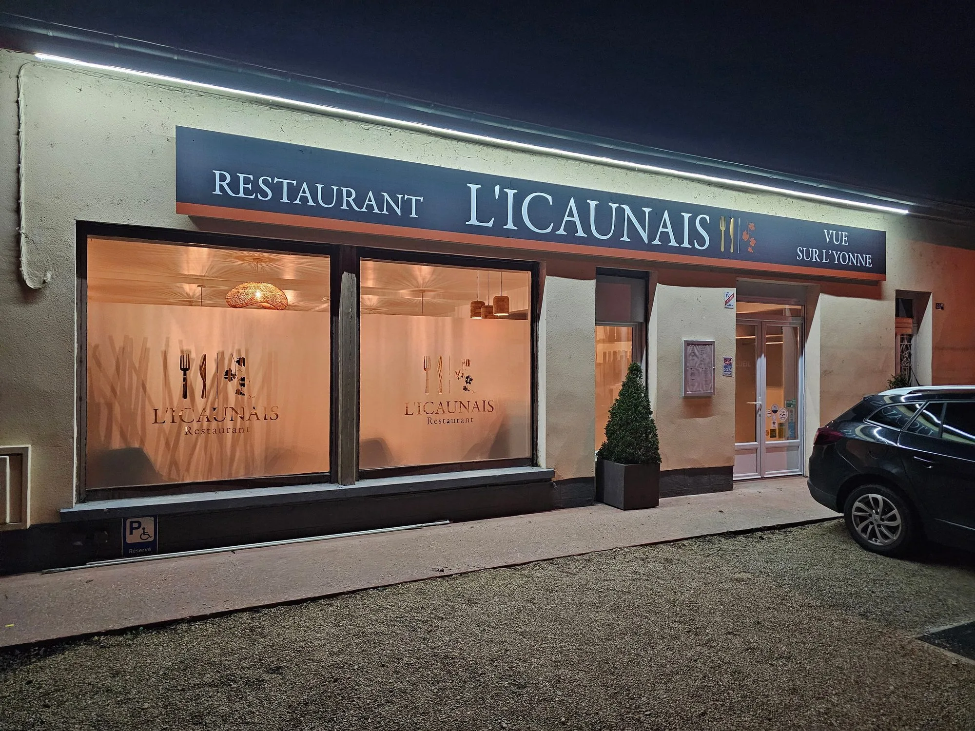 Façade du restaurant L’Icaunais le soir