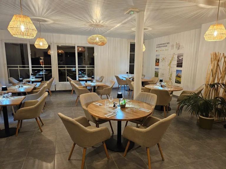 Salle du restaurant L’Icaunais