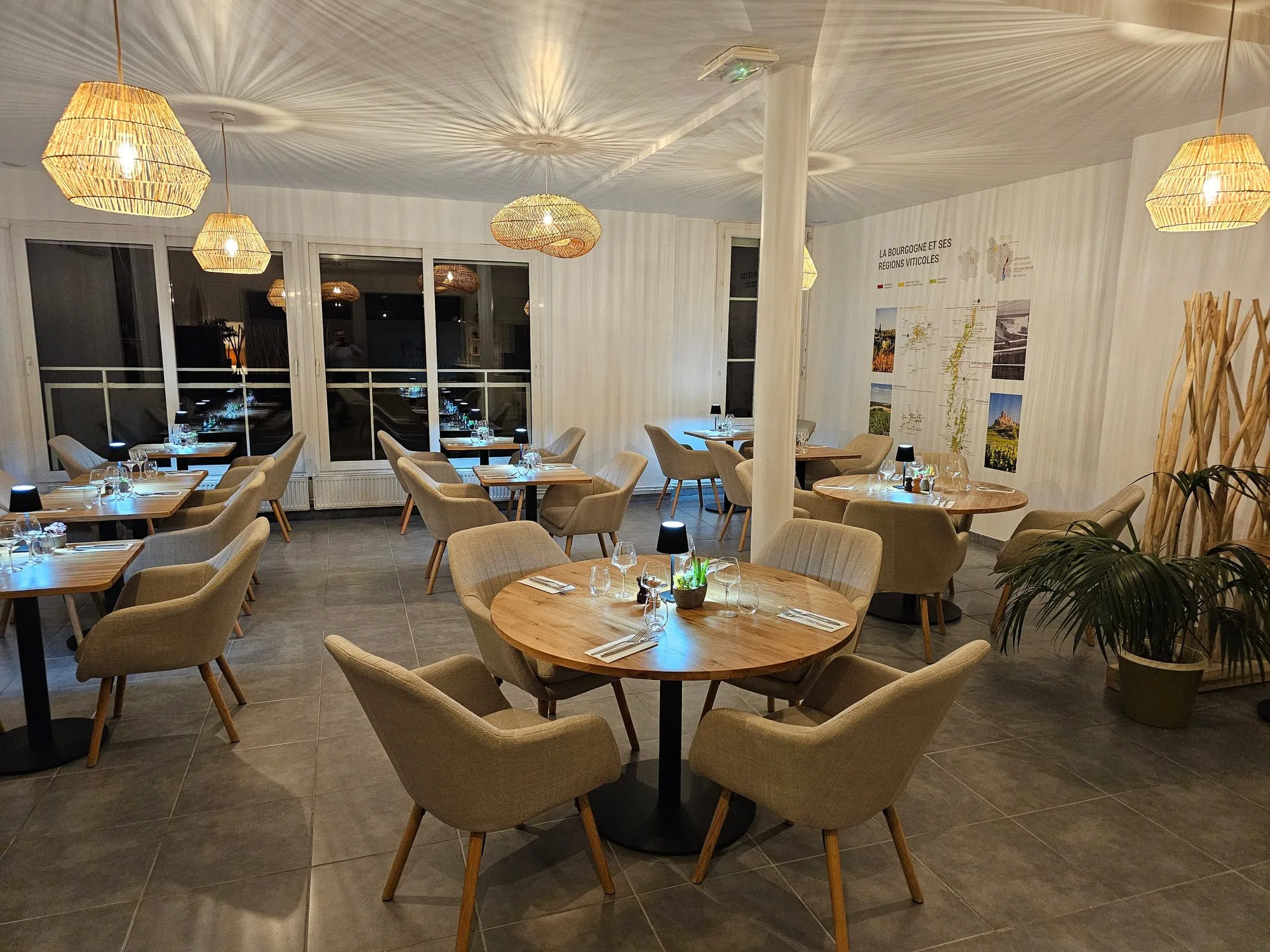 Salle du restaurant L’Icaunais