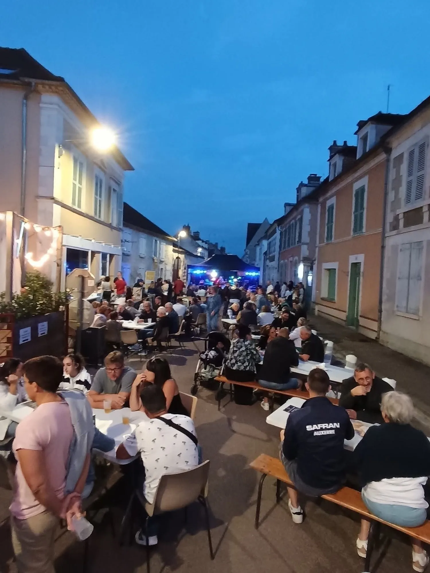 Terrasse animée d’un restaurant le soir